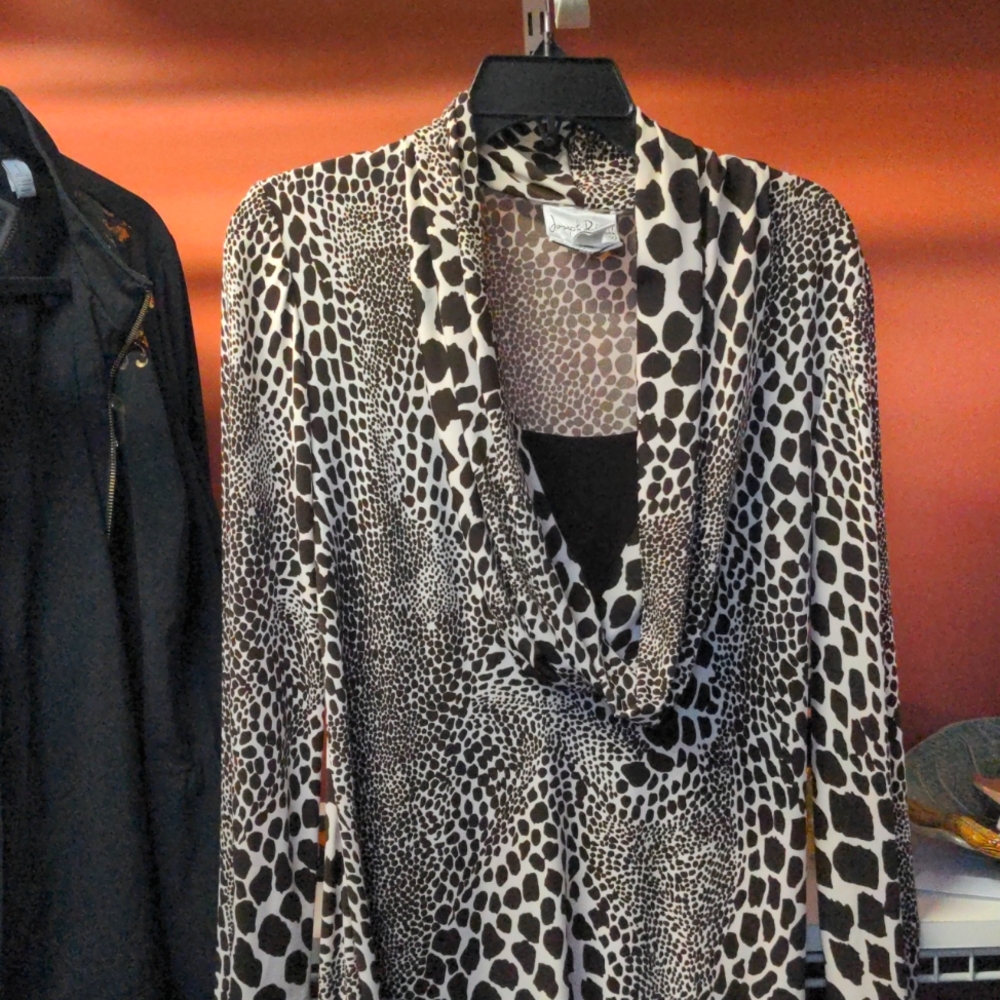 Beautiful top. Long sleeves and hangs down past hips.